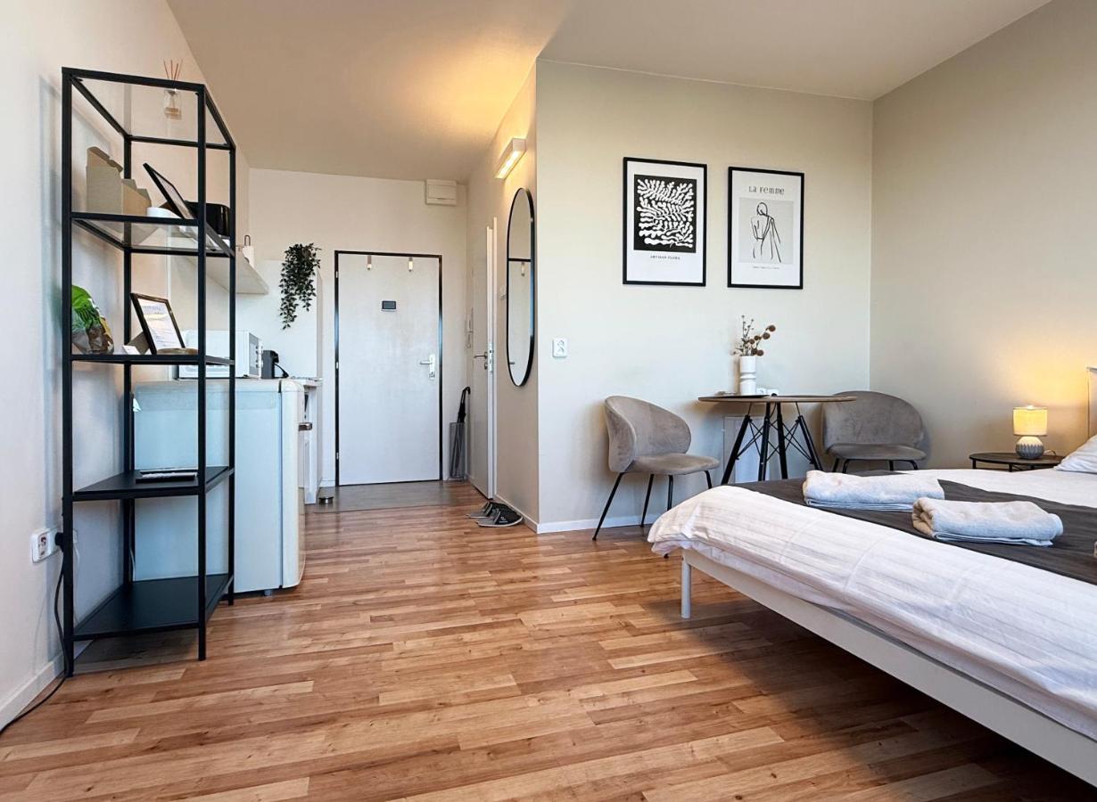 Air-Conditioned Studio, Close to City Centre & Tram Stop - Ferienwohnung Bratislava