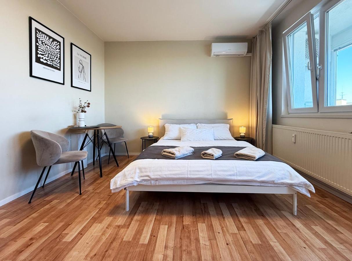 Air-Conditioned Studio, Close to City Centre & Tram Stop - Ferienwohnung Bratislava