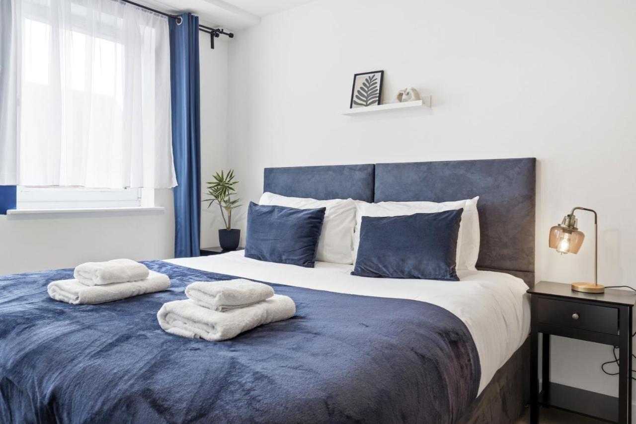 Contractor-Friendly Apartment, Secure Parking, Near Coventry Station, Sleeps 4 - Bed and Breakfast Coventry