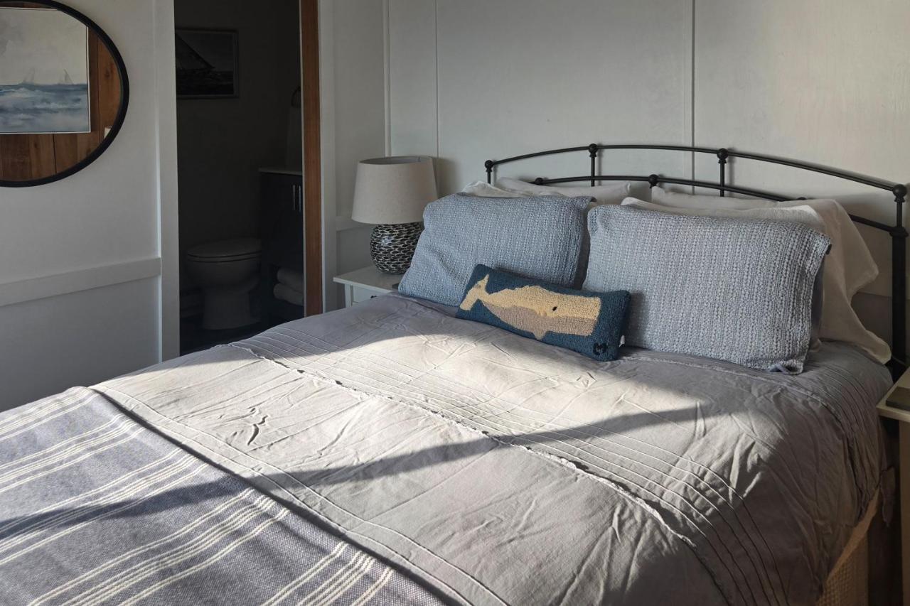 Oceanfront Studio w/ world class views & patio - B&B Point Roberts