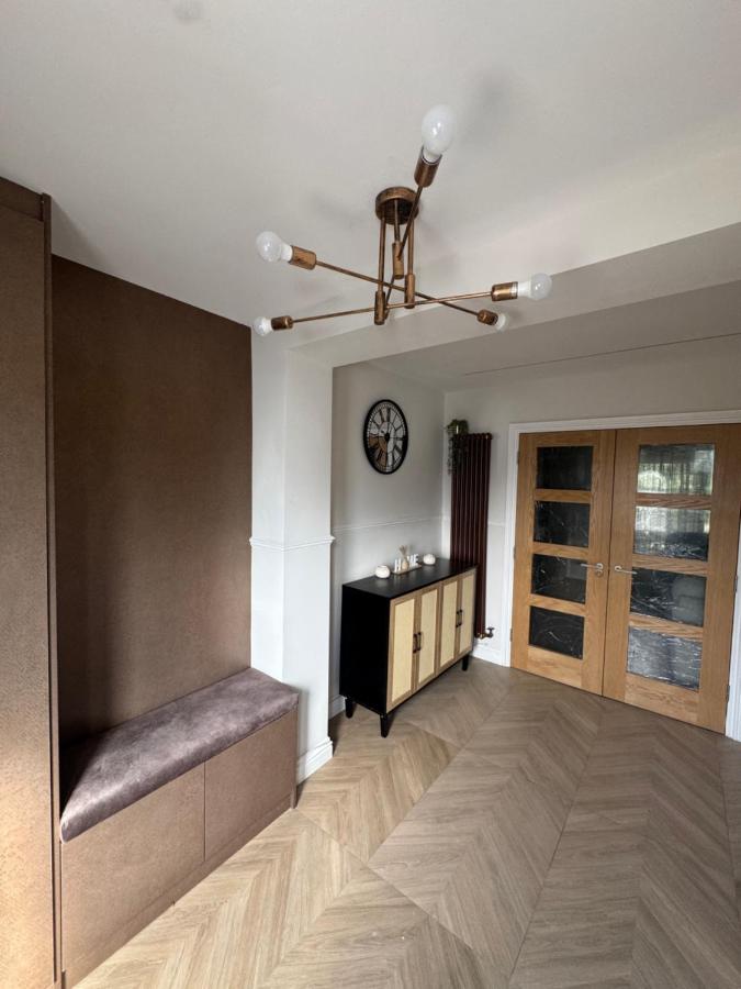 Cosy Modern House near Heathrow Airport, Hillingdon Hospital & Brunel University - Chambres d'hôtes Cowley