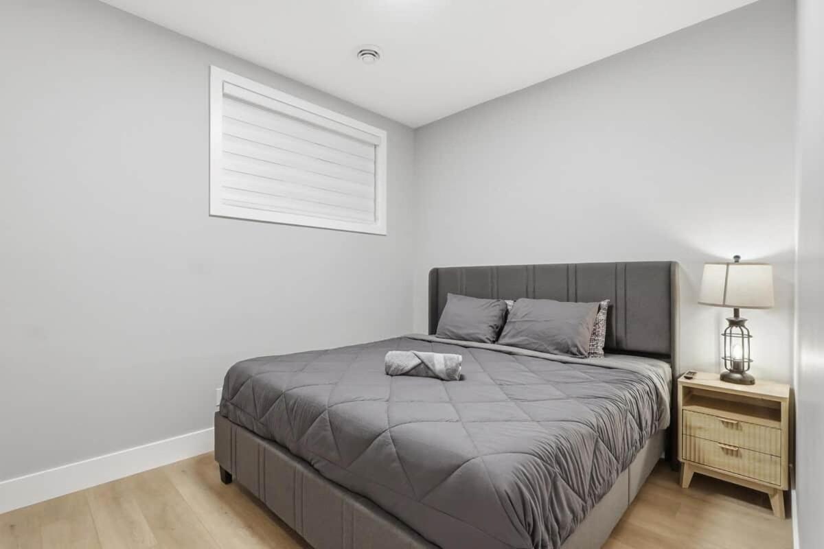 Perfect Inner-City Getaway 2BR - Bed and Breakfast Calgary