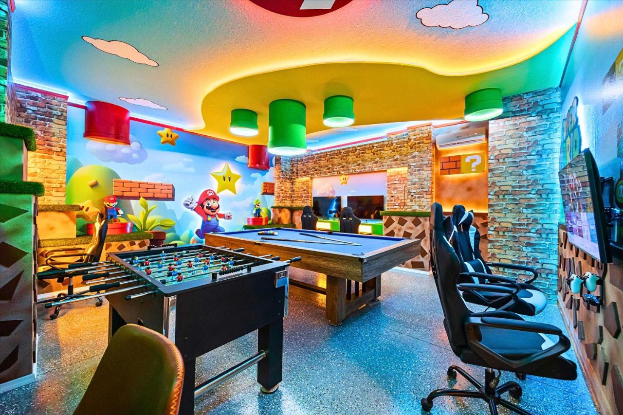 Newly Renovated Home w Pool Hot Tub & Games Room - Bed and Breakfast Davenport