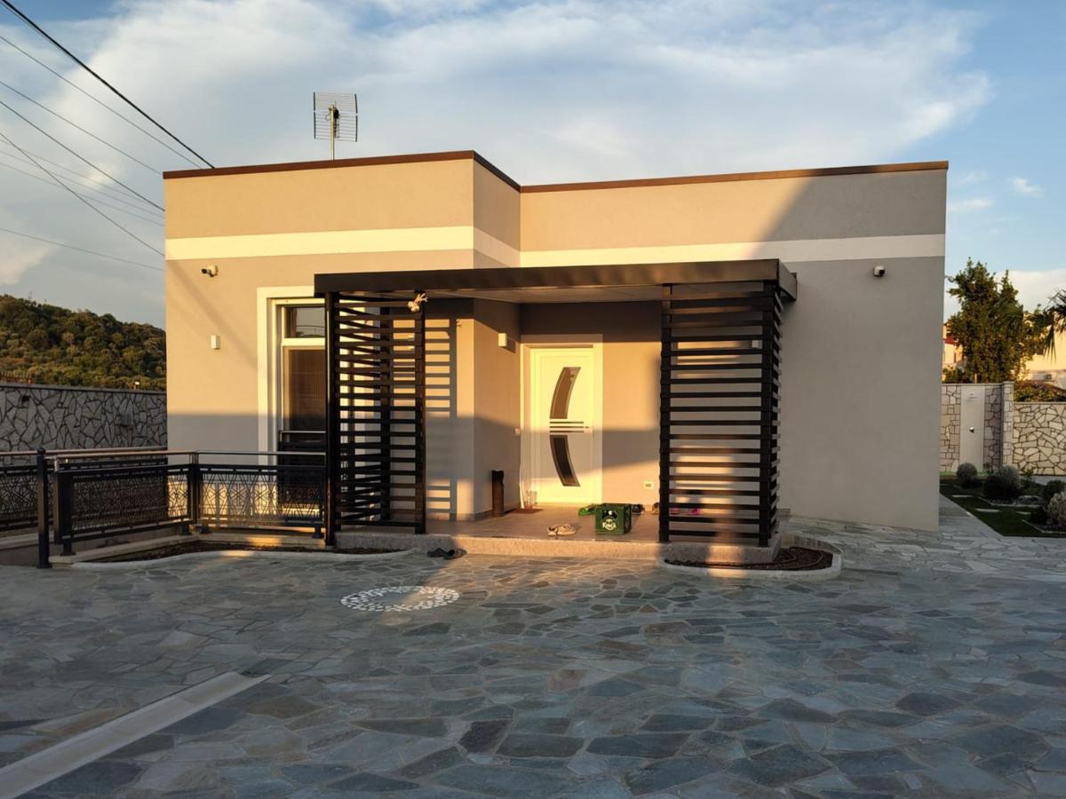Villa Timi - Modern Villa with Private Pool near Tirana - B&B Muçaj