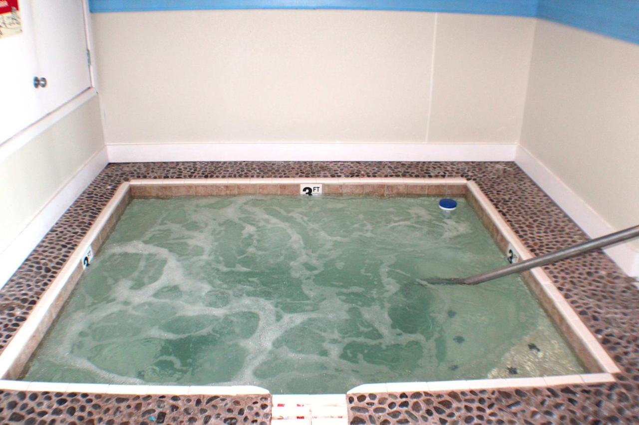 Fireplace Suite With King Bed Full Kitchen Ocean Views - Heated Indoor Pool and Hot Tub - Bed and Breakfast Lincoln City