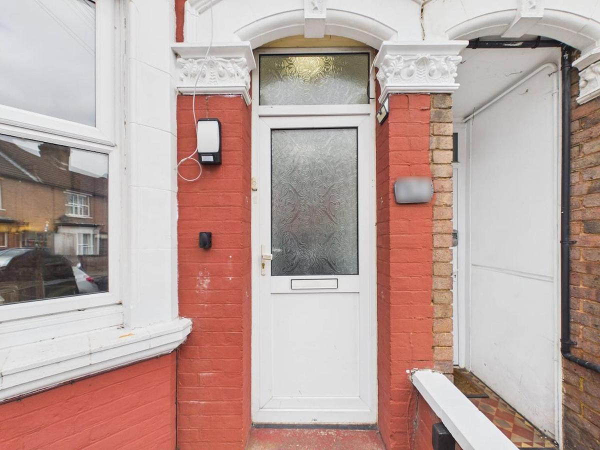 NEW Ridgway Home By Signature Stays - Central - FREE Parking - B&B Luton