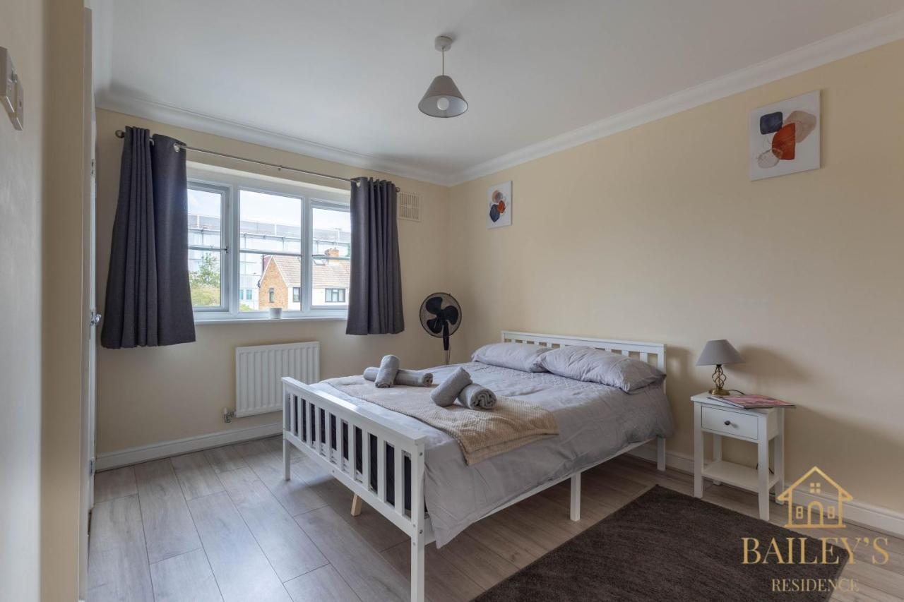 Modern 2BR 2BA, Free Parking, 8 to 15 mins from any Heathrow Terminal - Bed and Breakfast Hillingdon