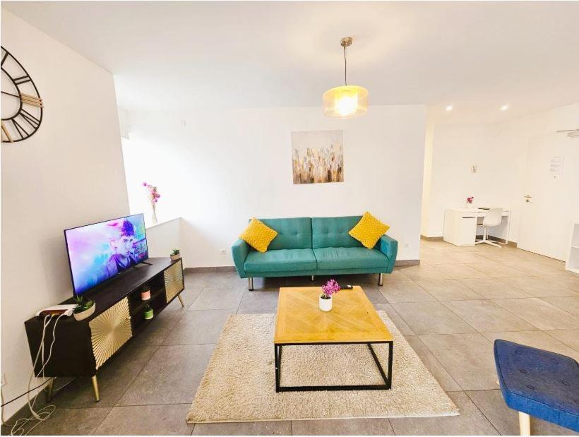 Exclusive City Retreat- 3 bedrooms, Terrace&Parking - Bed and Breakfast Luxemburg
