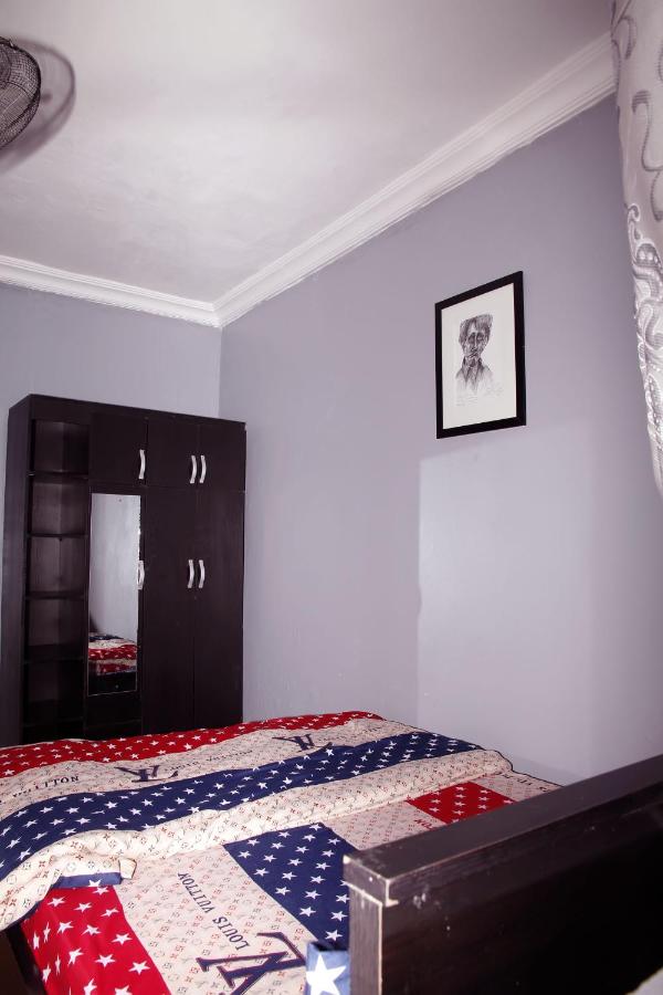 Smilley's Place - Sunshine - B&B Lagos