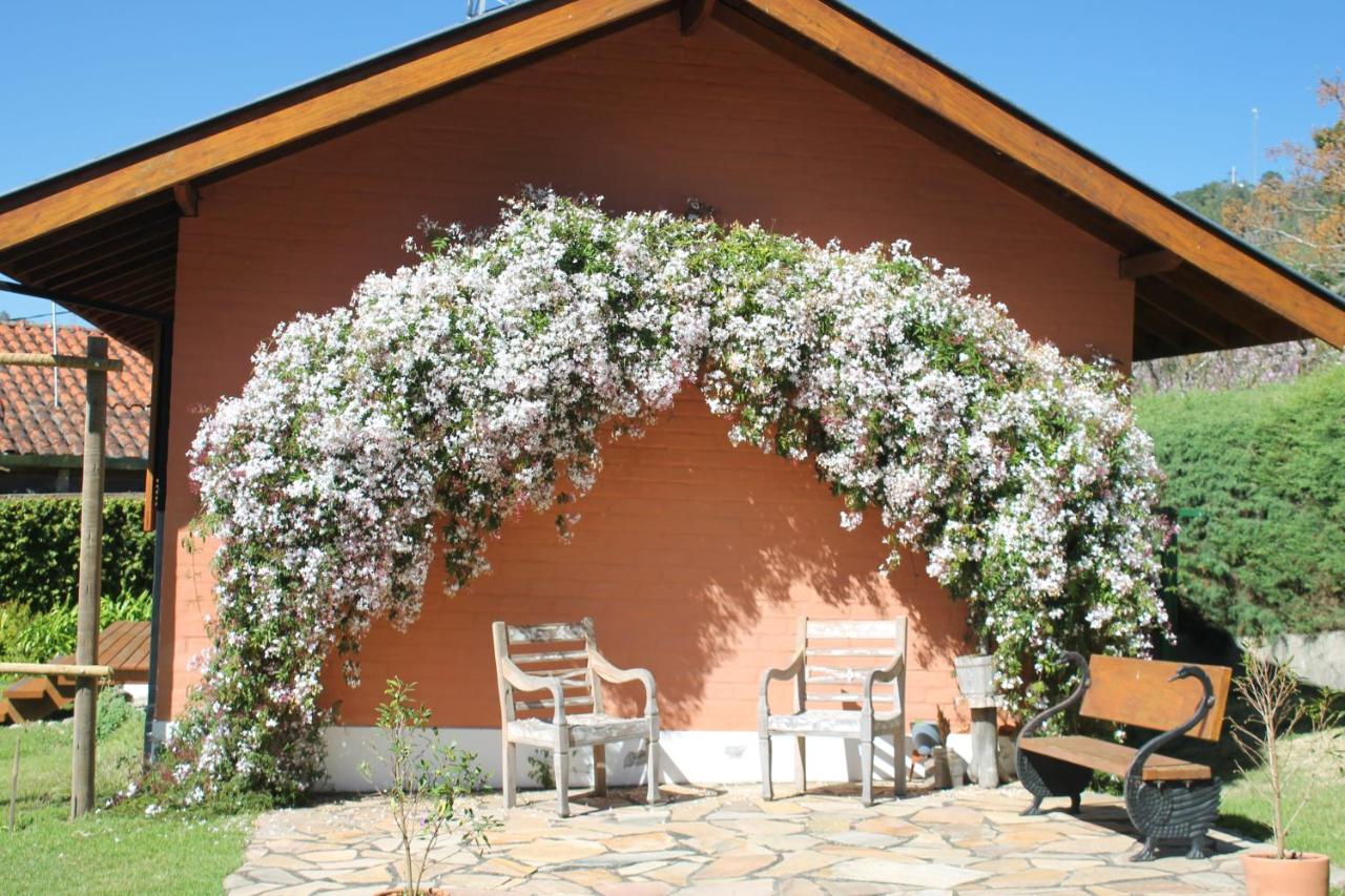 Chalé das Flores - Refúgio com clima de chácara no Centro de Gonçalves - Chambres d'hôtes Gonçalves