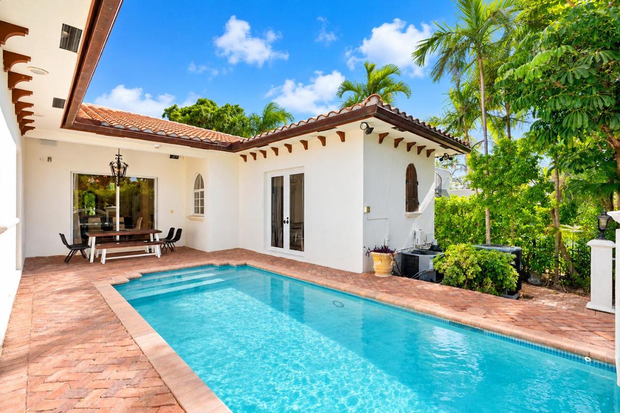 Luxurious 5BR and 3BA Lakefront Villa near Beach - Chambres d'hôtes Hollywood