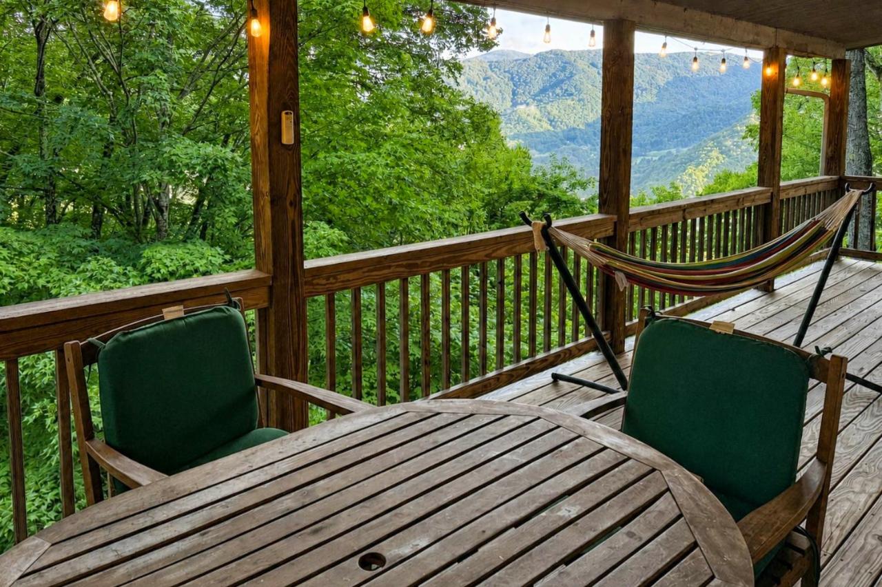 Mtn-View Deck! Maggie Valley Cabin, 8 Mi to Skiing - Bed and Breakfast Maggie Valley