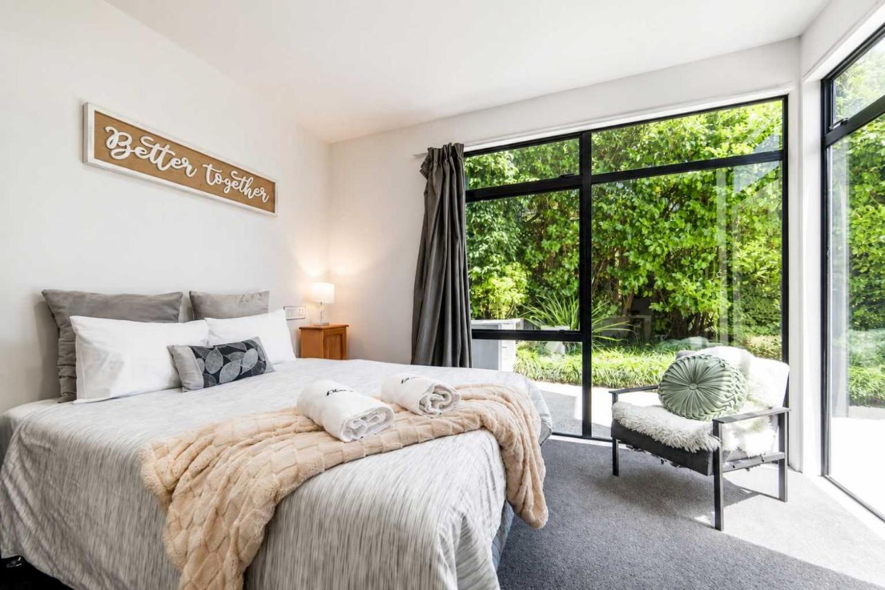 Million Dollar City Views - Sleeps 10 - Bed and Breakfast Christchurch