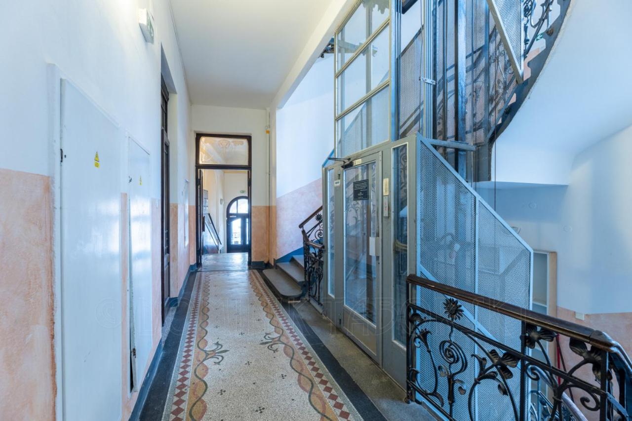 Exclusive Old Town Suites with City Views & AC by EasyBNB Premium - B&B Praga