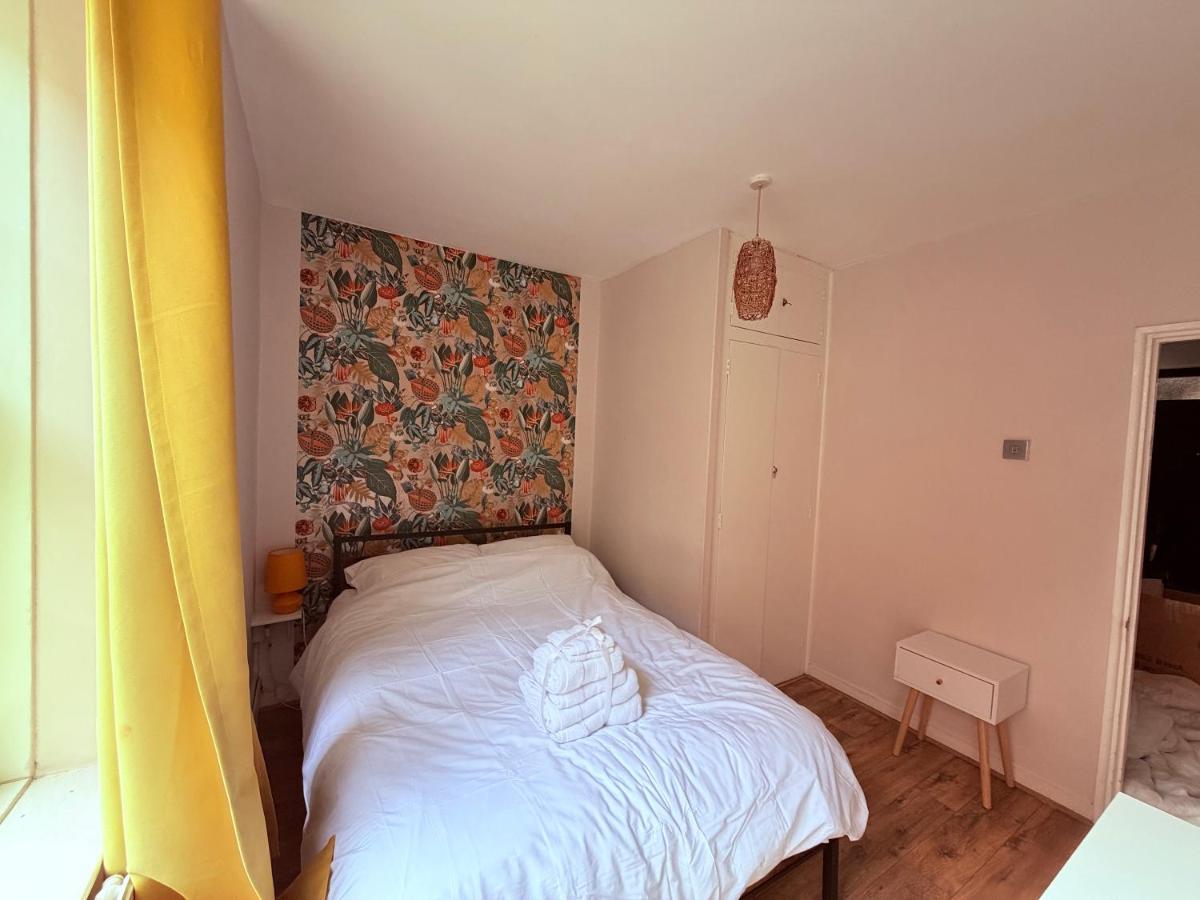 Prime Cutty Sark 2BR Apartment - Quick DLR to Canary Wharf - B&B London
