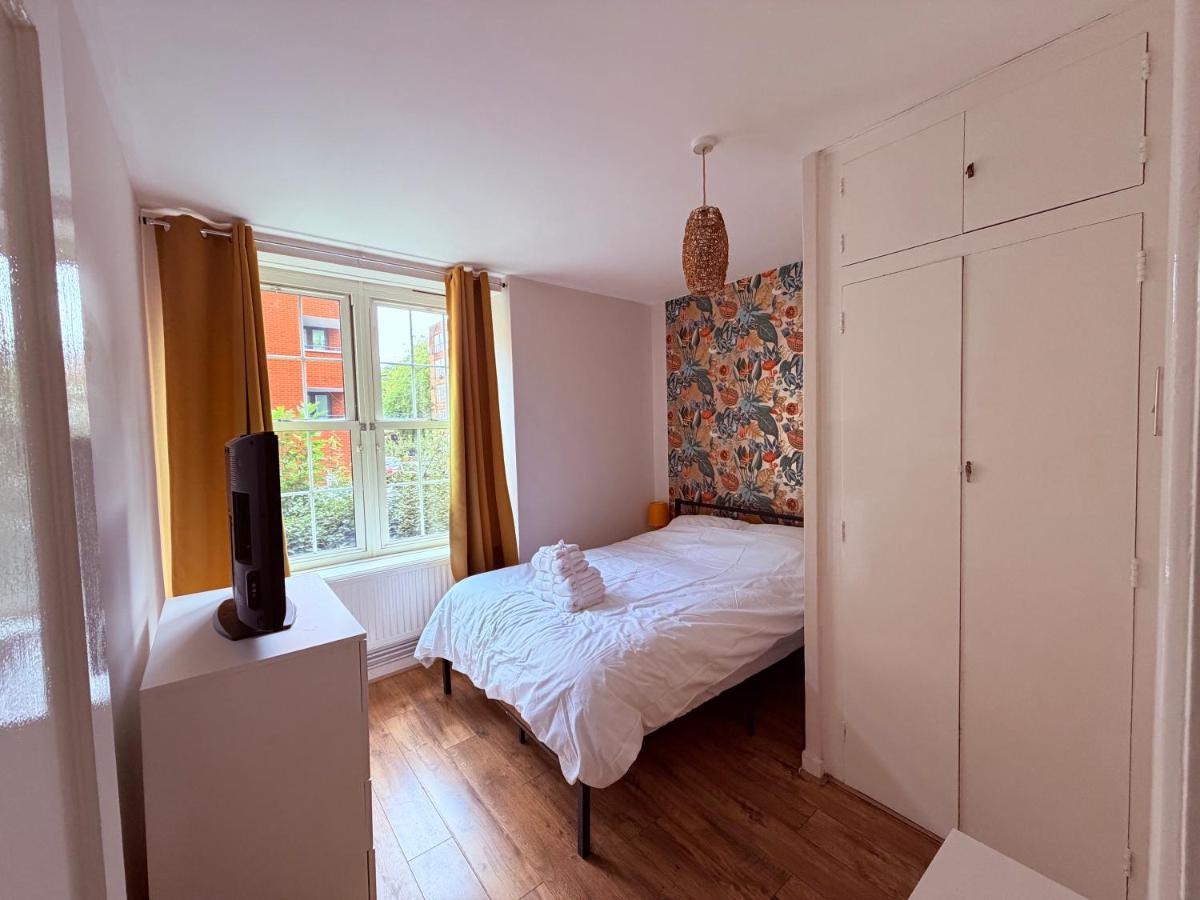 Prime Cutty Sark 2BR Apartment - Quick DLR to Canary Wharf - B&B London