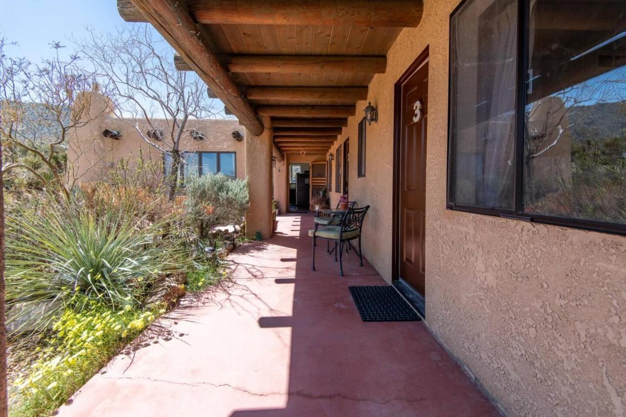 Desert Lily - Room 3 with shared pool access - B&B Joshua Tree