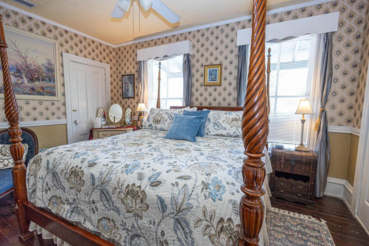 Habitación con cama extragrande, balcón y bañera de hidromasaje