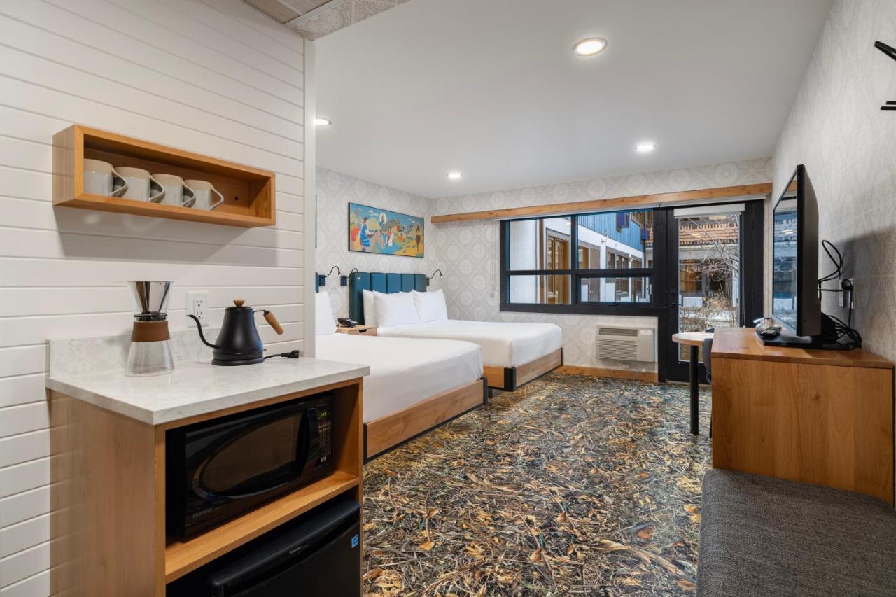 Superior Hotel Room, 2 Queens 