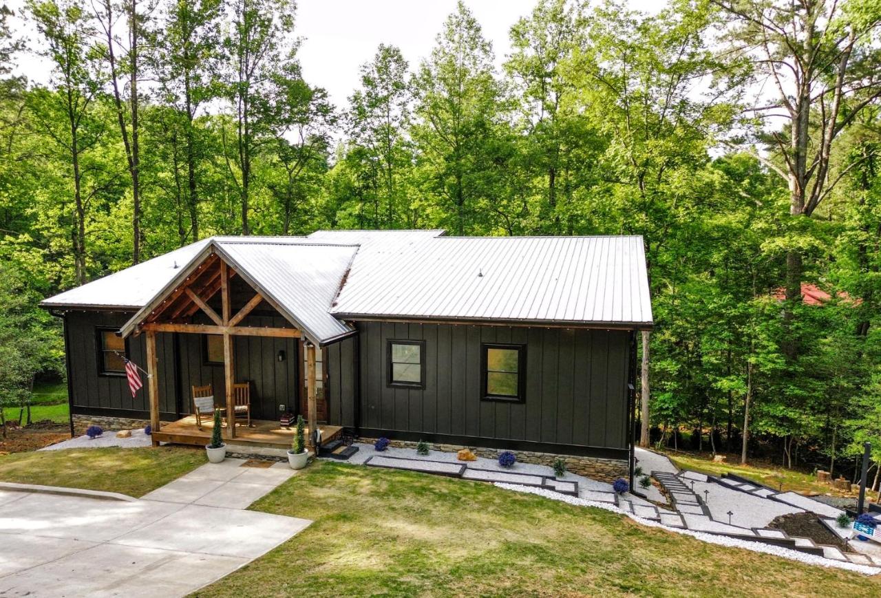 Creekside Cabin, 2 Masters, Bunkbed, Kid & Pet Friendly, Hottub, Zipline, Games, & Multiple Fireplaces - B&B Ellijay