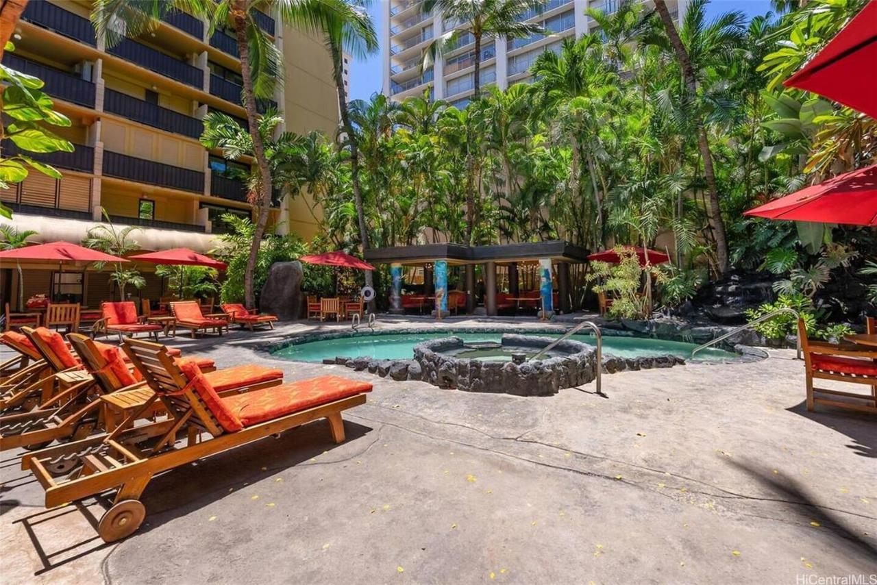 Boutique Walk to Beach & IMP Hot tub Kitchen - Bed and Breakfast Honolulu