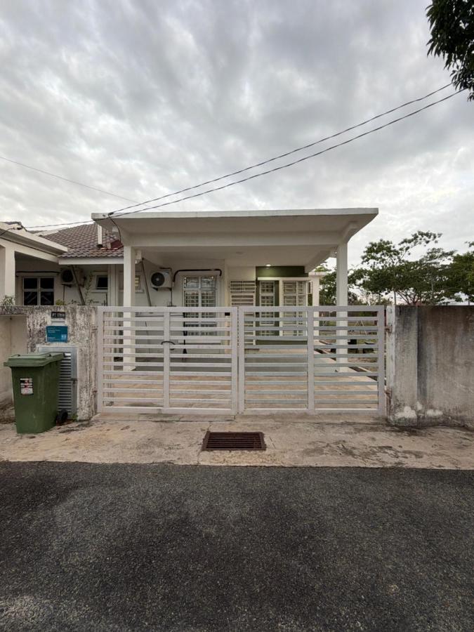 Homestay Taman Tiara Paka Bedroom-3 Aircond-3 Unify-Netflix Coway 8-Person - Chambres d'hôtes Paka