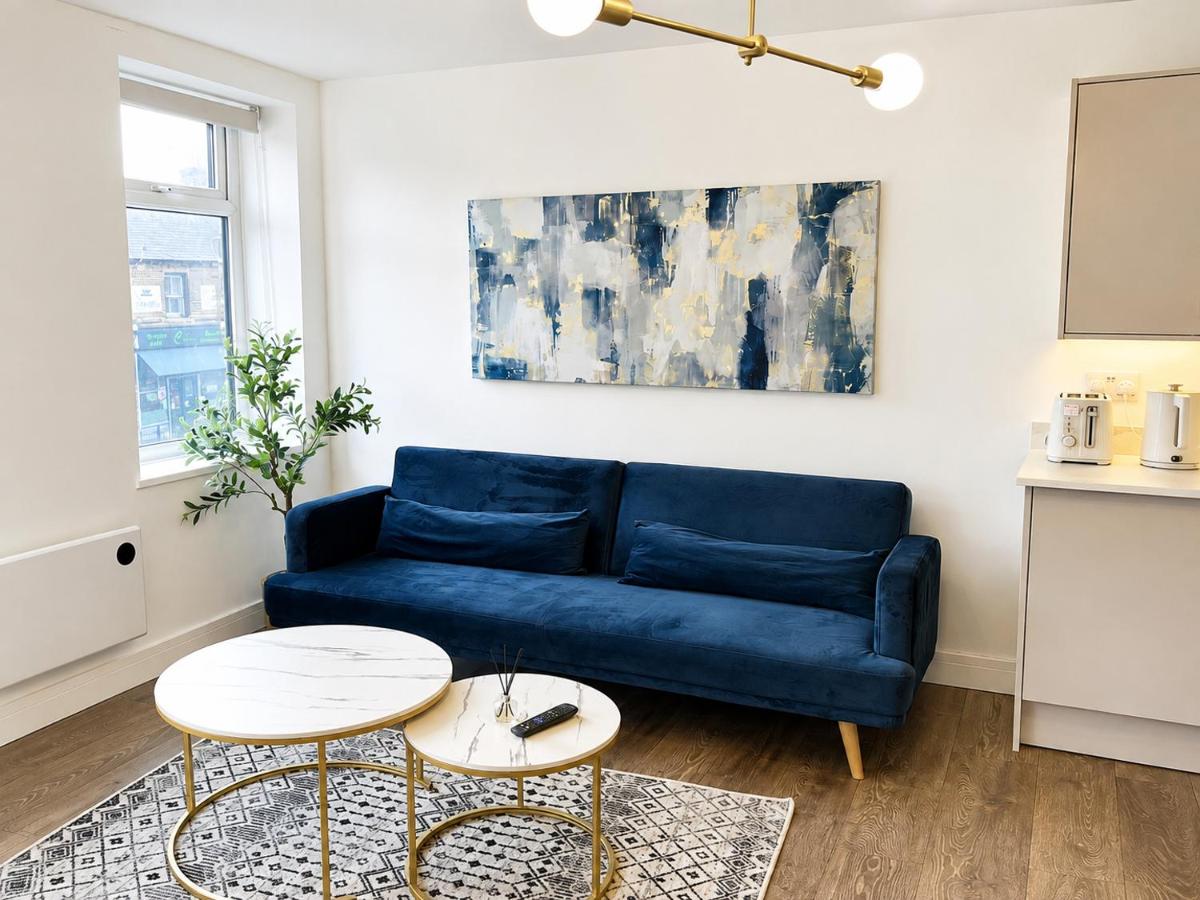 luxury apartment smart tv - sofa bed - B&B Huddersfield