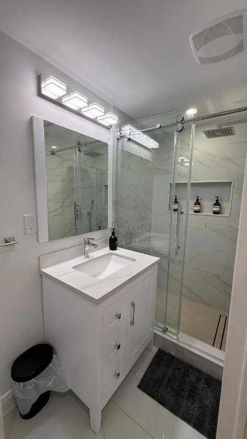 BRAND NEW PRIVATE Bathroom and FREE Parking - Chambres d'hôtes Toronto