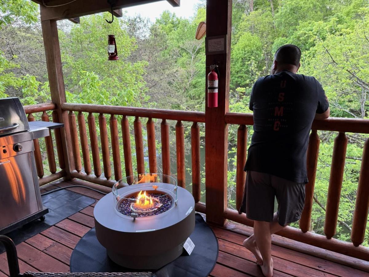 Couples Creekside Retreat w Hot Tub Near PF - B&B Pigeon Forge
