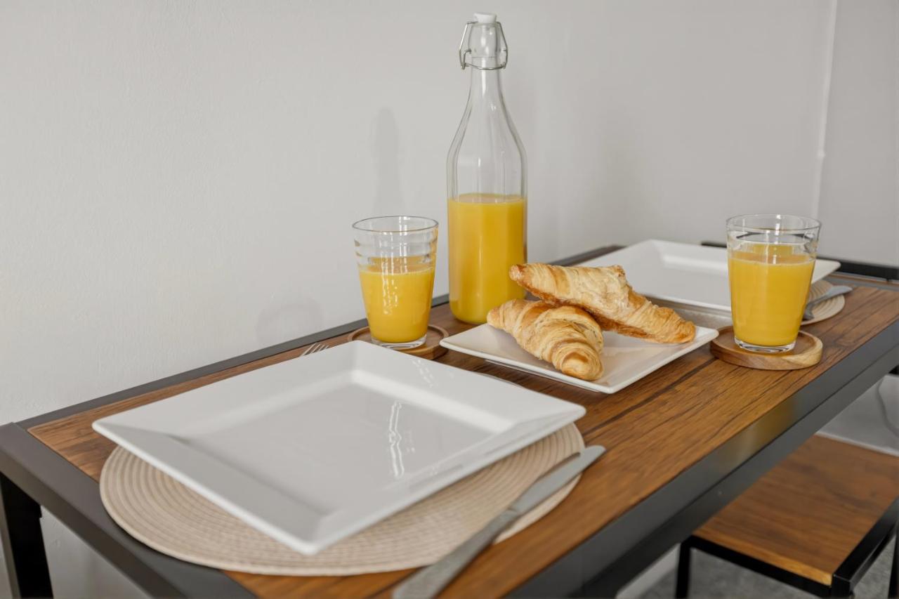 Arosa Escape- Modern2 bed suite,Sleeps 5,Free Parking,Ps4,KingBed,Wifi,Near Christies - B&B Manchester