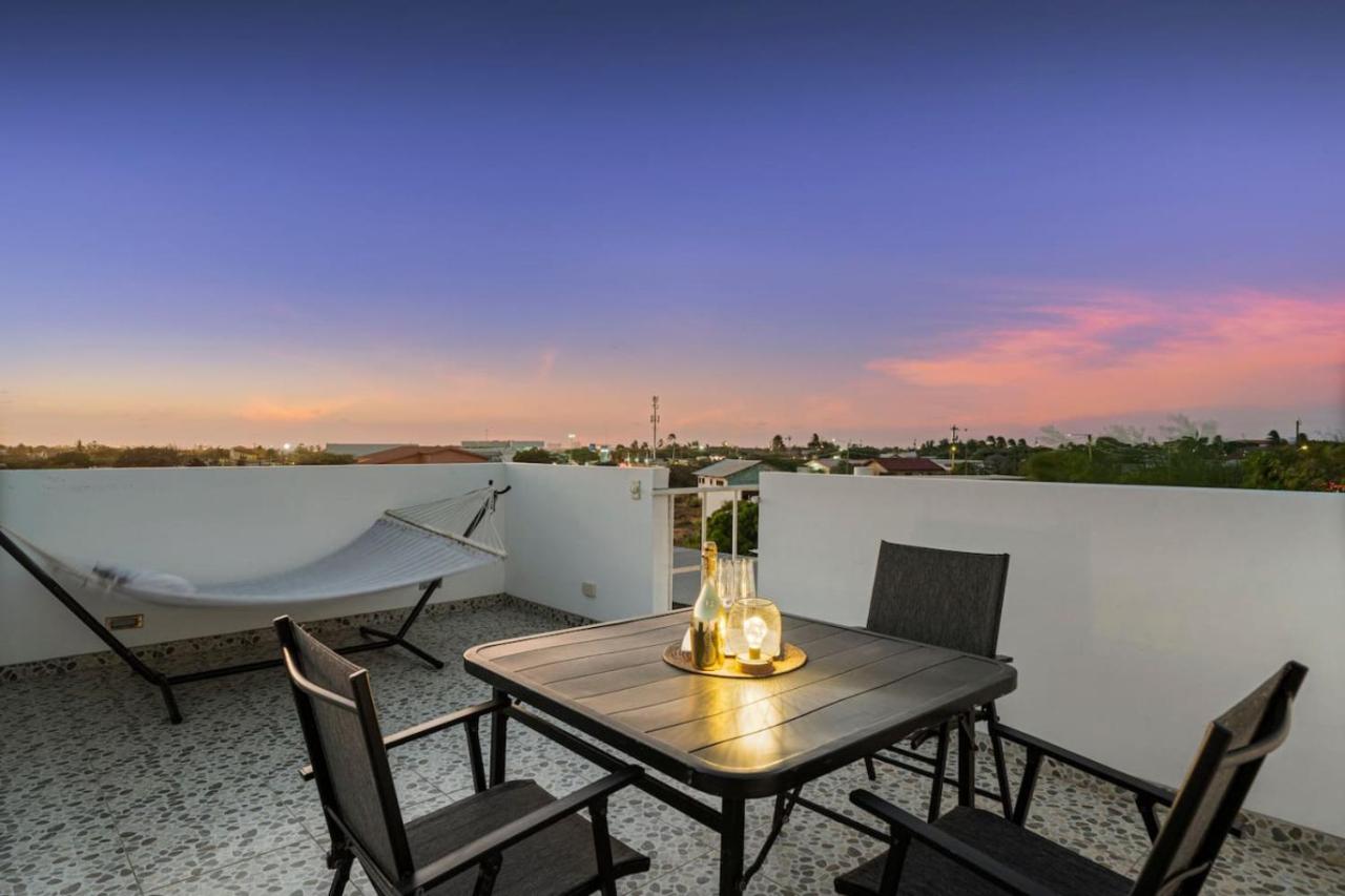 Modern 3BR Villa with Private Pool, Backyard and BBQ - Bed and Breakfast Noord