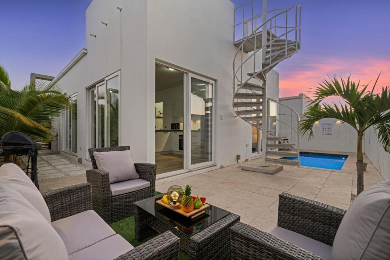 Modern 3BR Villa with Private Pool, Backyard and BBQ - Bed and Breakfast Noord
