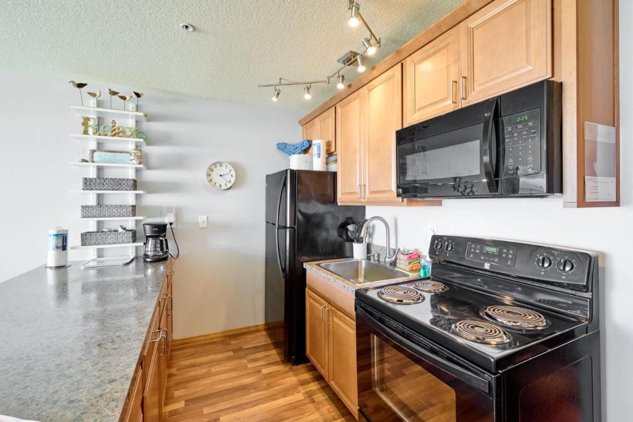 Premium Ground Floor Beachfront Condo Suite - Sleeps 5 - Pool and Sauna - B&B Lincoln City