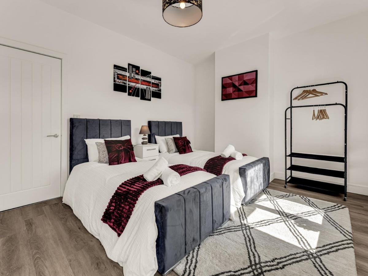Chic 3-Bedroom House - Free Parking and WiFi - B&B Manchester