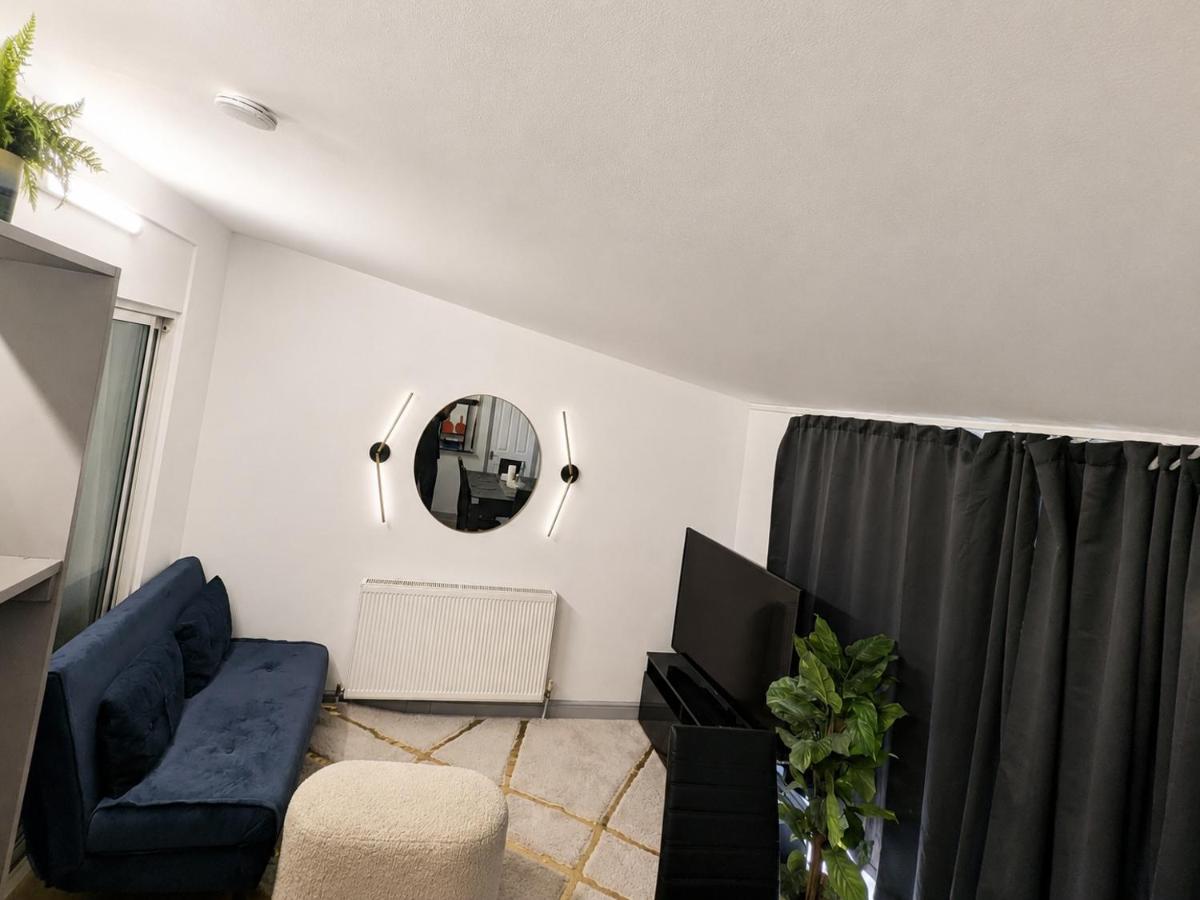 Spacious 5 Bedroom House I Walk to Wembley Stadium I Parking x2 I Games Room - B&B Londra