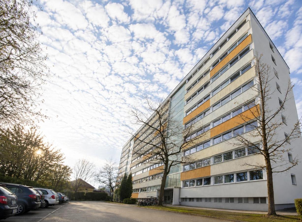 Geräumige Ferienwohnung mit Parkplatz direkt an der S-Bahn nach München - Bed and Breakfast Unterschleißheim