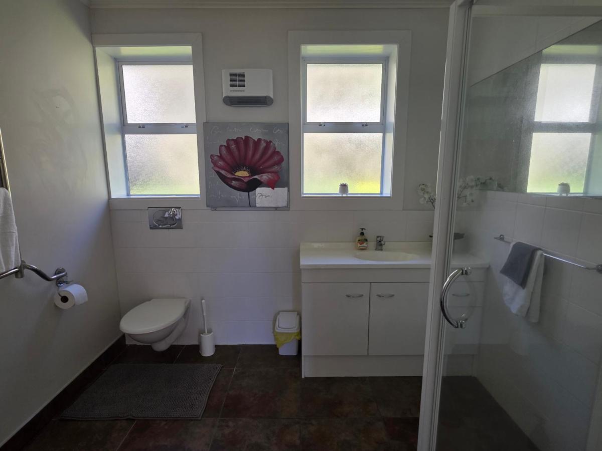 3 bed 2 bath home, 10 min walk to train & shops - B&B Auckland