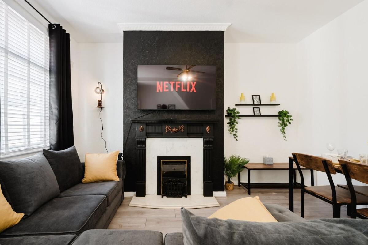 4 Bed Manchester Home Free Parking Sleeps 7 - B&B Mánchester