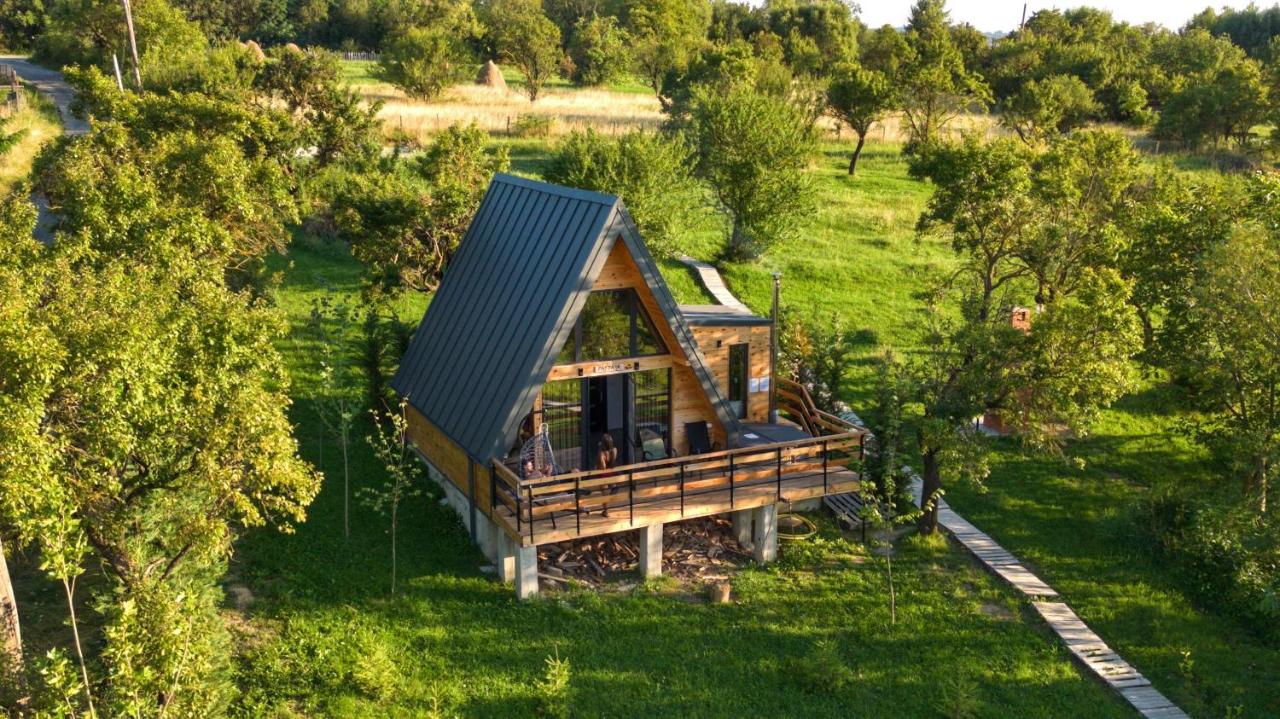 Secluded A-Frame Cabin with Private Hot Tub & Views - IezerVenture - Bed and Breakfast Șelari