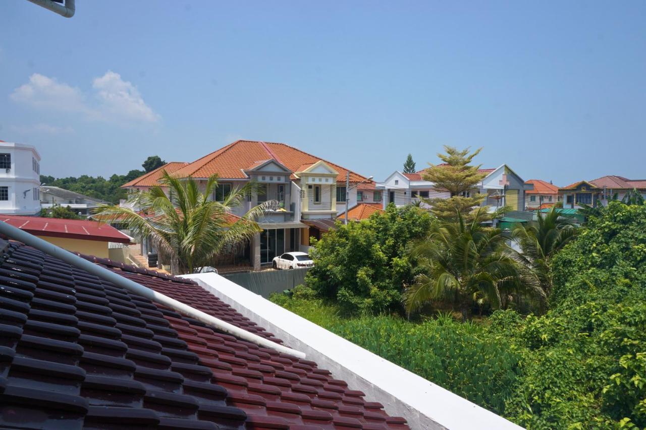 Luak Homestay 12 Guests Near Airport & Beach Spacious 4BR Family Retreat - Chambres d'hôtes Miri