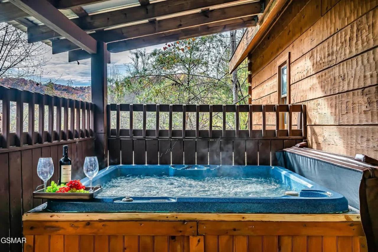 Mountain Escape - Hot Tub - Game Room - Sleeps 8 - B&B Pigeon Forge
