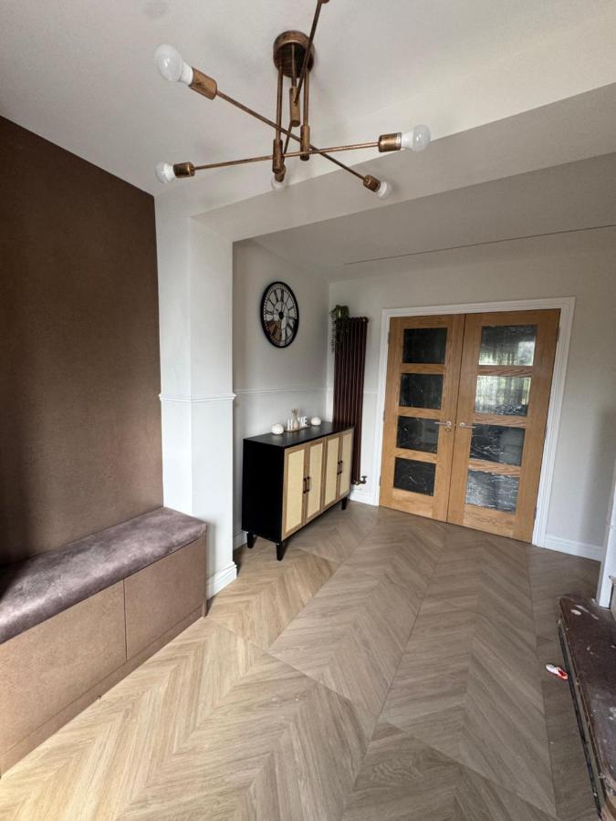 Cosy Modern House near Heathrow Airport, Hillingdon Hospital & Brunel University - Chambres d'hôtes Cowley