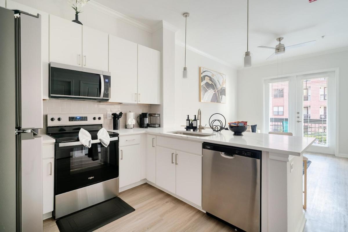 Luxury 1BR Midtown, Downtown Pool & Gym - B&B Houston