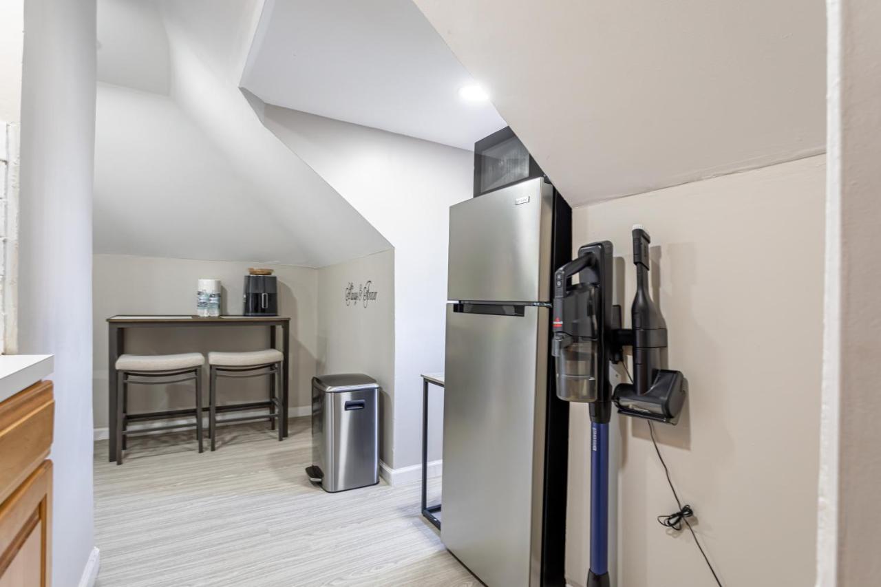 1BR New Rochelle Oasis - 30 Mins to NYC Parking - B&B New Rochelle
