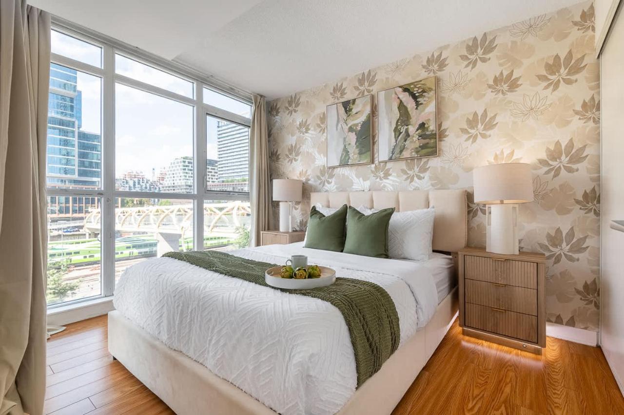 Expansive 3BR Downtown Condo with Patio - Ferienwohnung Toronto