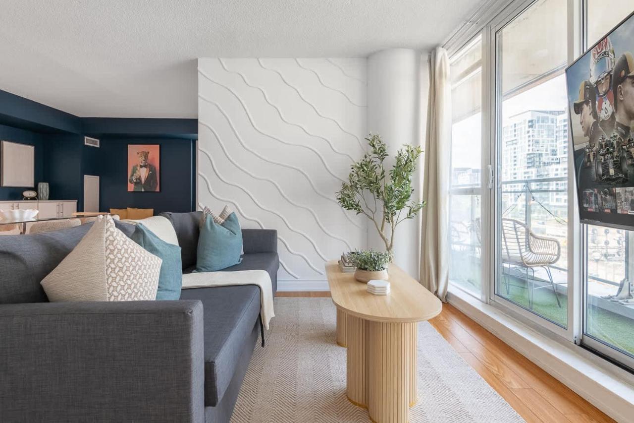 Expansive 3BR Downtown Condo with Patio - Ferienwohnung Toronto