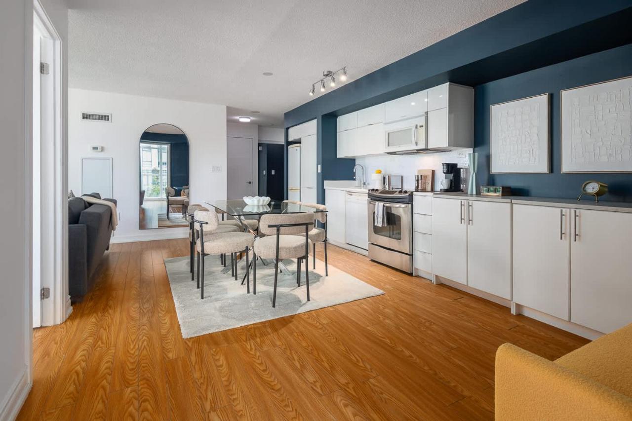 Expansive 3BR Downtown Condo with Patio - Ferienwohnung Toronto