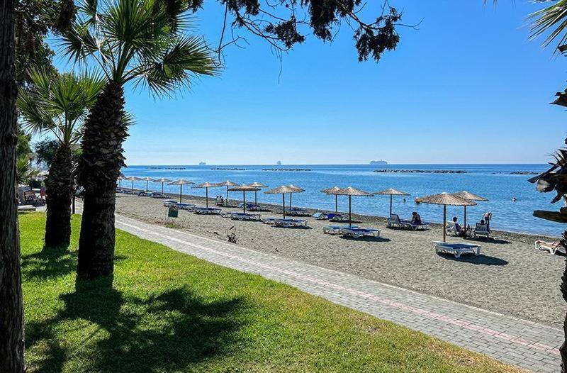 Beachfront - spacious 2 bedroom - Chambres d'hôtes Limassol