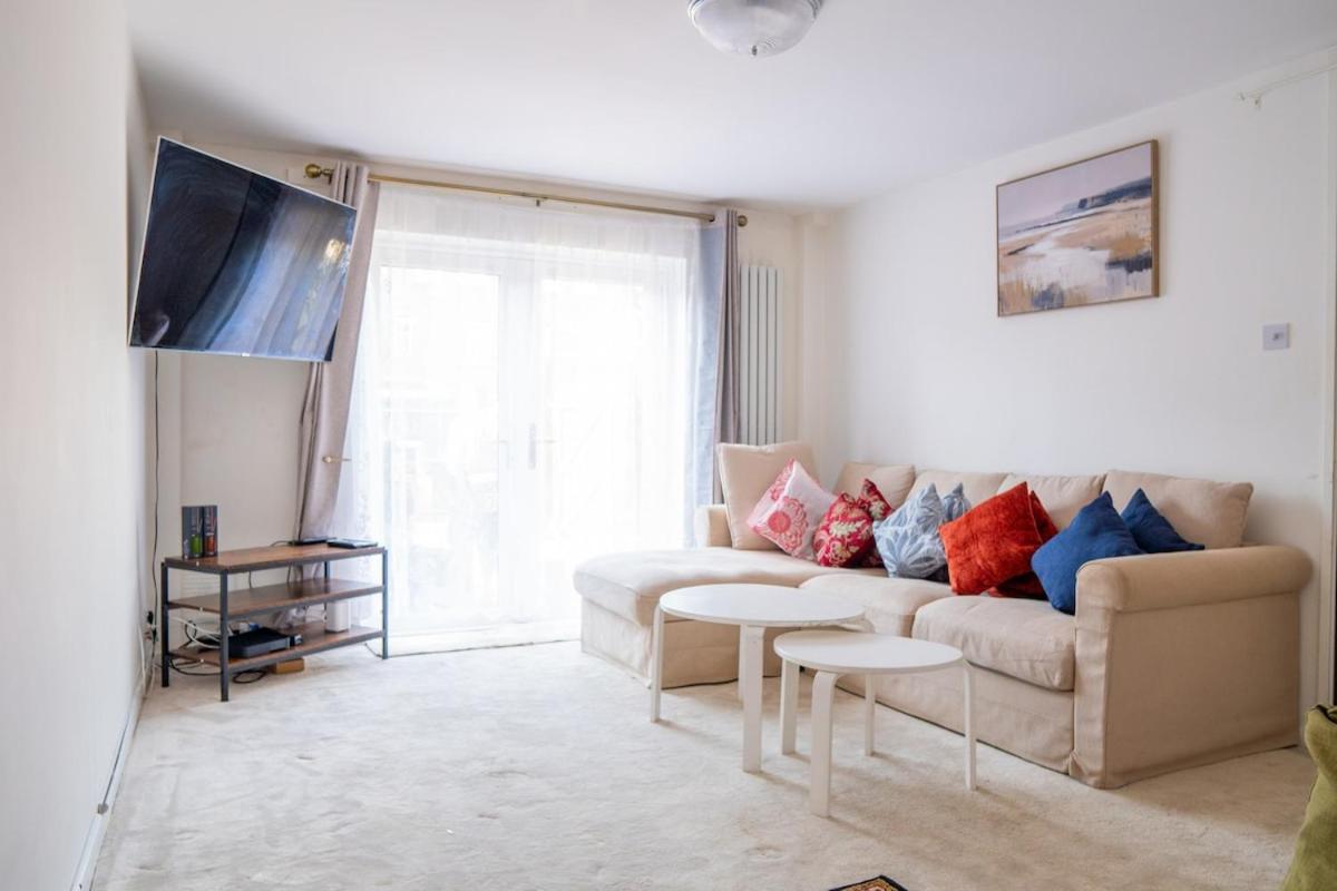 Entire Home , Central location , Free Parking & Wi-Fi - B&B Abbey Wood