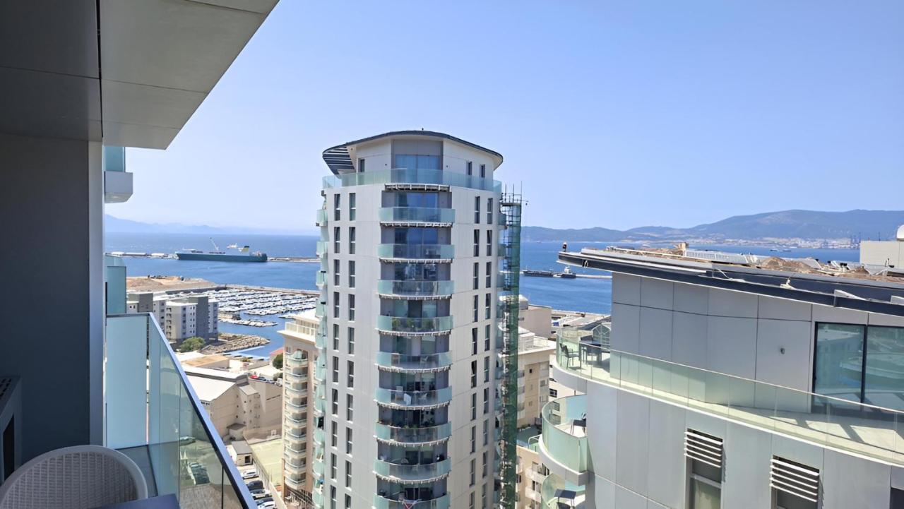 LG Luxury Sky Suite in EuroCity - 19th Floor Views & Pools - Chambres d'hôtes Gibraltar